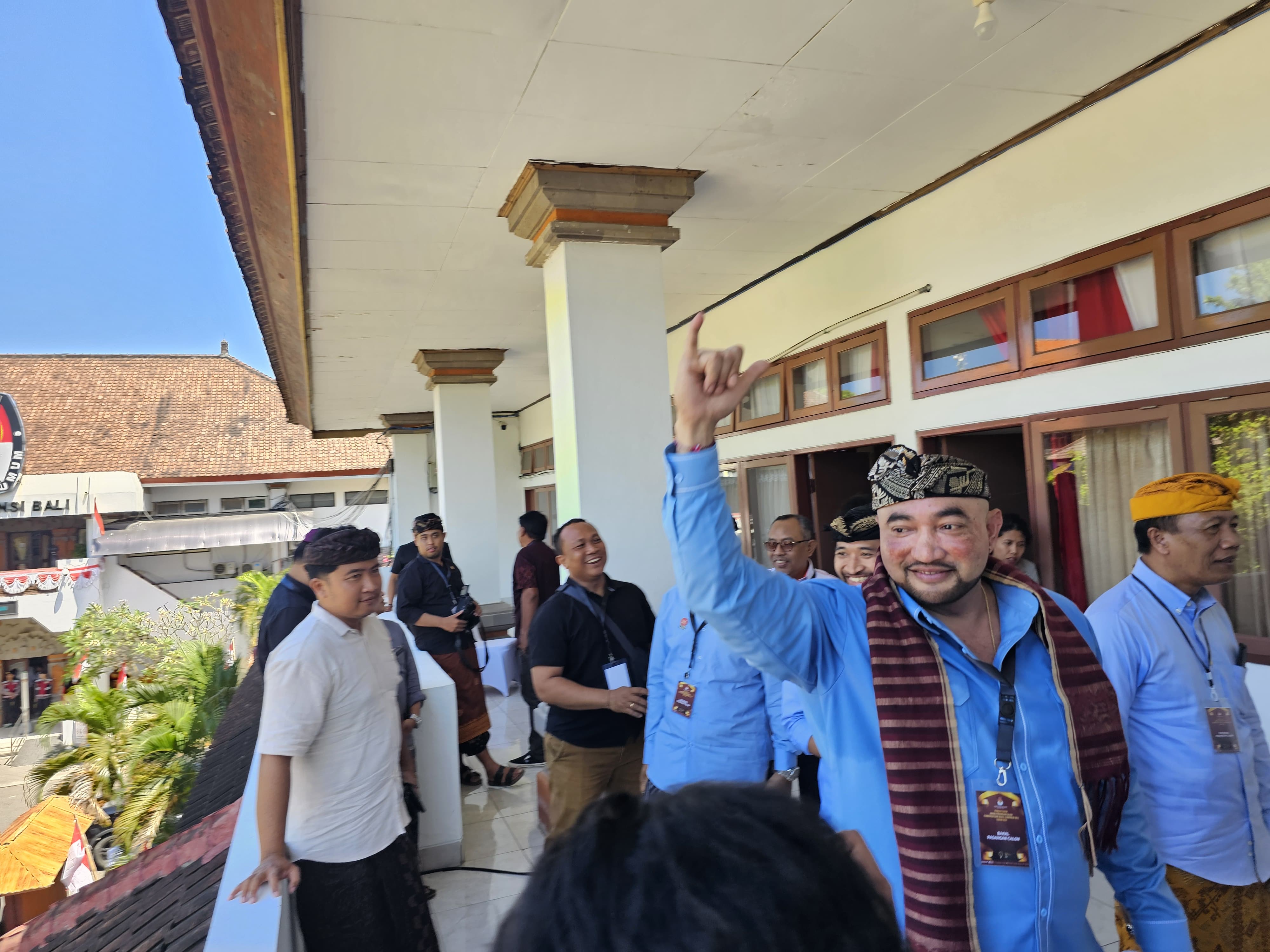 Bakal calon Gubernur Bali Made Muliawan Arya (De Gadjah) usai mendaftar ke KPU Bali Kamis (29/8/2024) siang ini.