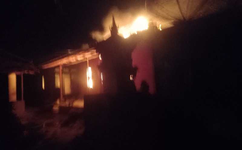 HANGUS : Rumah milik Sudika yang dilalap si jago merah akibat dibakar anaknya sendiri, Putu Suastama, gegara tak dikasih uang untuk ke kafe. (istimewa)