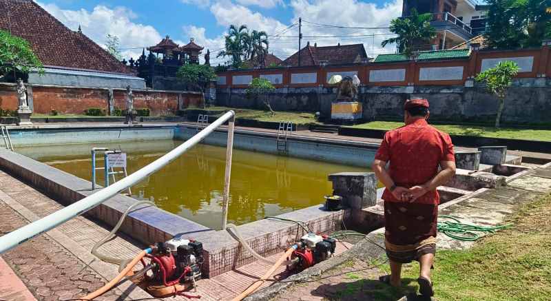 KUMUH DAN JOROK : Kolam renang Lila Arsana dikuras karena kumuh, jorok, airnya kotor. (Foto: Disdikpora Klungkung)