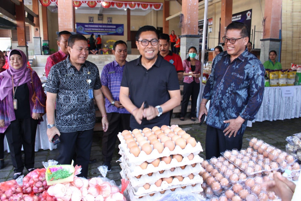 MENINJAU: Wakil Wali Kota Denpasar, I Kadek Agus Arya Wibawa didampingi Sekda Kota Denpasar, IB. Alit Wiradana meninjau langsung pelaksanaan bazar pangan di Banjar Taman Sekar Kelurahan Padangsambian.