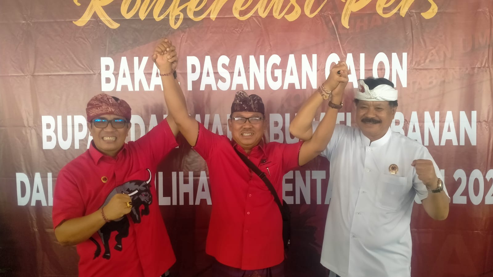 OPTIMISTIS : Petahana calon kepala daerah I Komang Gede Sanjaya (kiri) dan I Made Dirga yang didampingi I Made Urip saat mendaftar di Kantor KUPD Tabanan. (foto:juliadi)