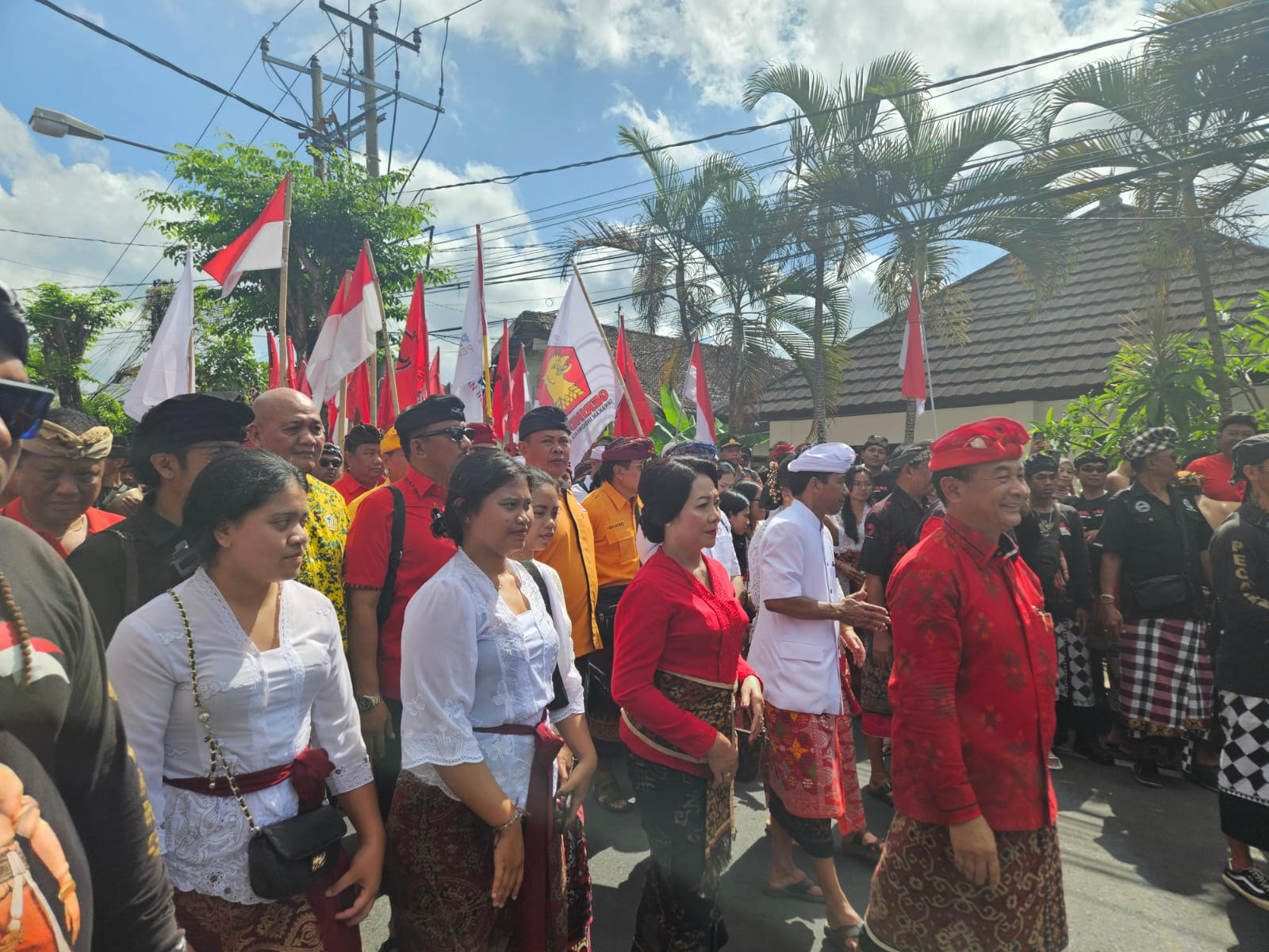 IKUT MENGANTAR : Dewa Widiasa Nida saat ikut mengantarkan bakal pasangan calon Dana-Suwadi ke Kantor KPUD Karangasem. (zulfika Rahman)