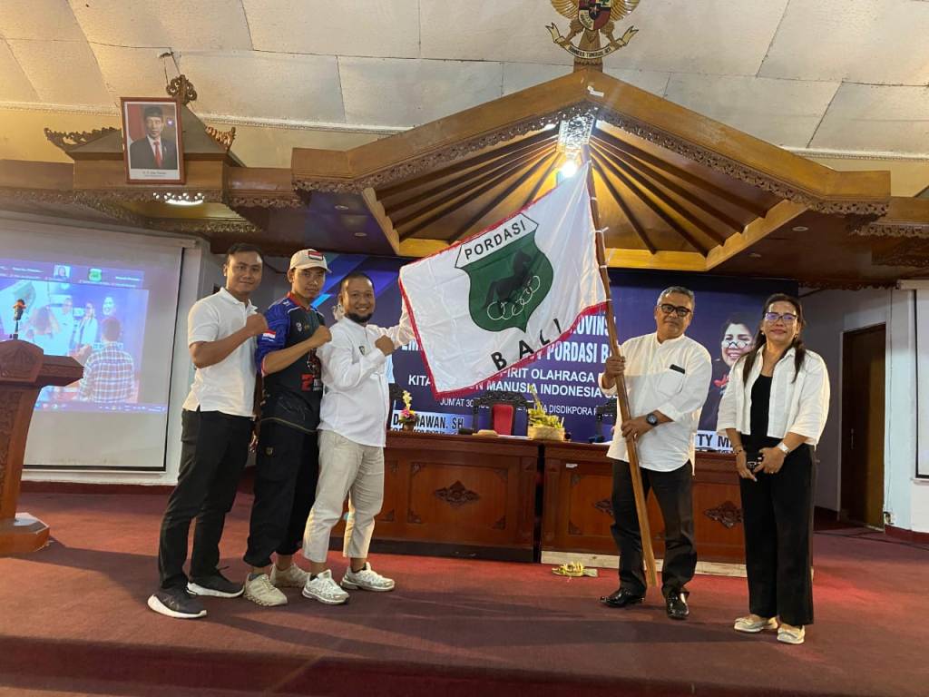 PEGANG BENDERA: Hijrah Saputra, Ketua Perkumpulan Pemanah Berkuda Indonesia (tiga dari kanan) bersama Jro Mangku Mande (pegang bendera), Ketua terpilih PORDASI Bali periode 2024-2028.