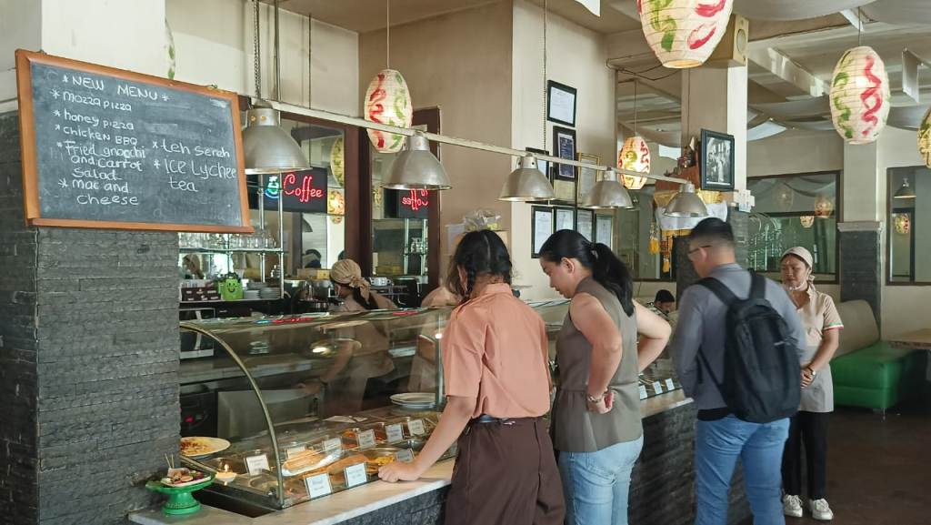WARTEG ITALIA:  Kuliner Italia dengan menggunakan konsep warteg di Denpasar Utara.
