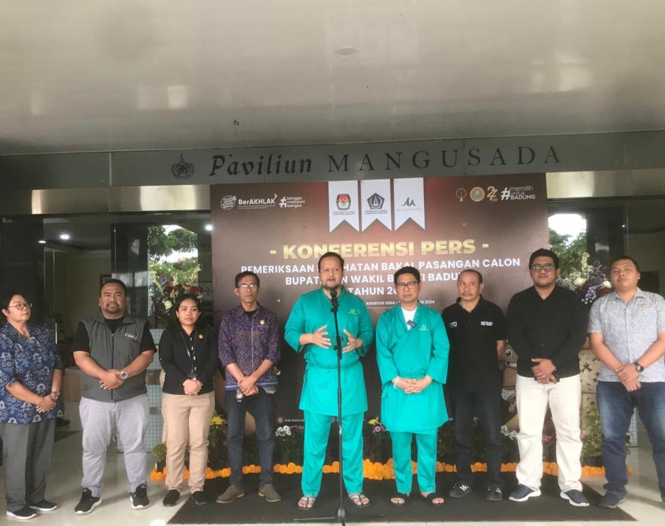JALANI PEMERIKSAAN: Bapaslon Pilkada Badung 2024, I Wayan Adi Arnawa- I Bagus Alit Sucipta (Adicipta) usai menjalani pemeriksaan kesehatan di RSD Mangusada, Minggu 1 September 2024.