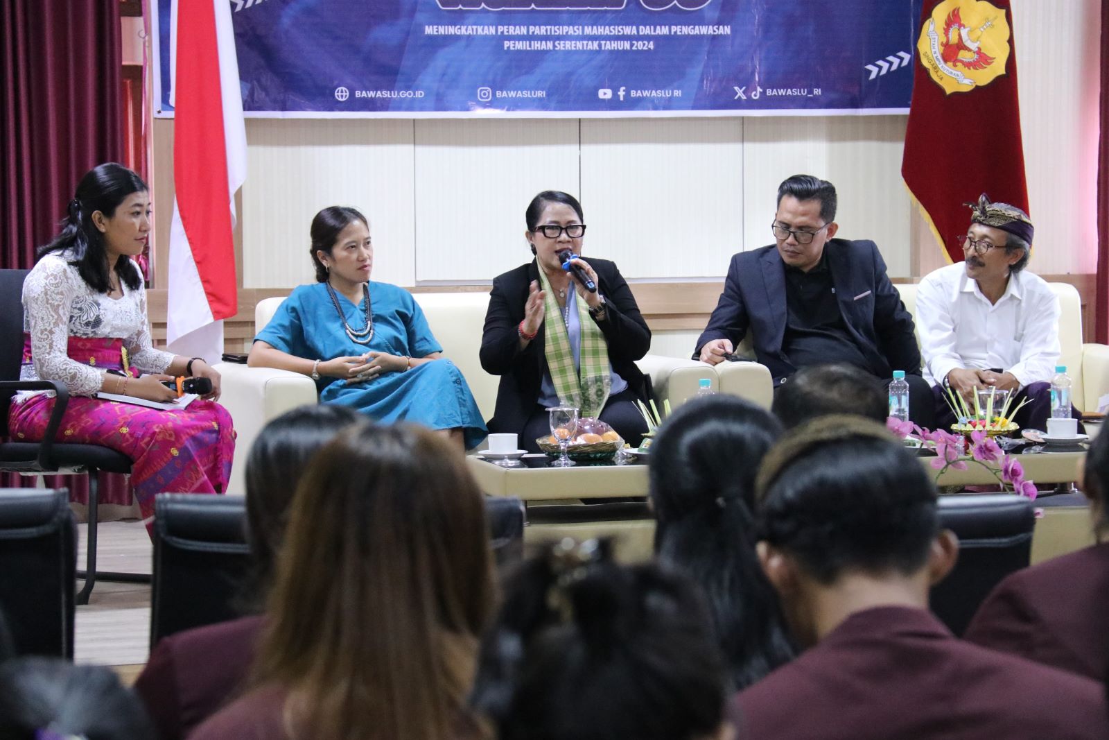 Kordiv Pengawasan dan Pencegahan Bawaslu Badung Ketut Ariyani (tengah) dalam sebuah Dialog Publik Pilkada.