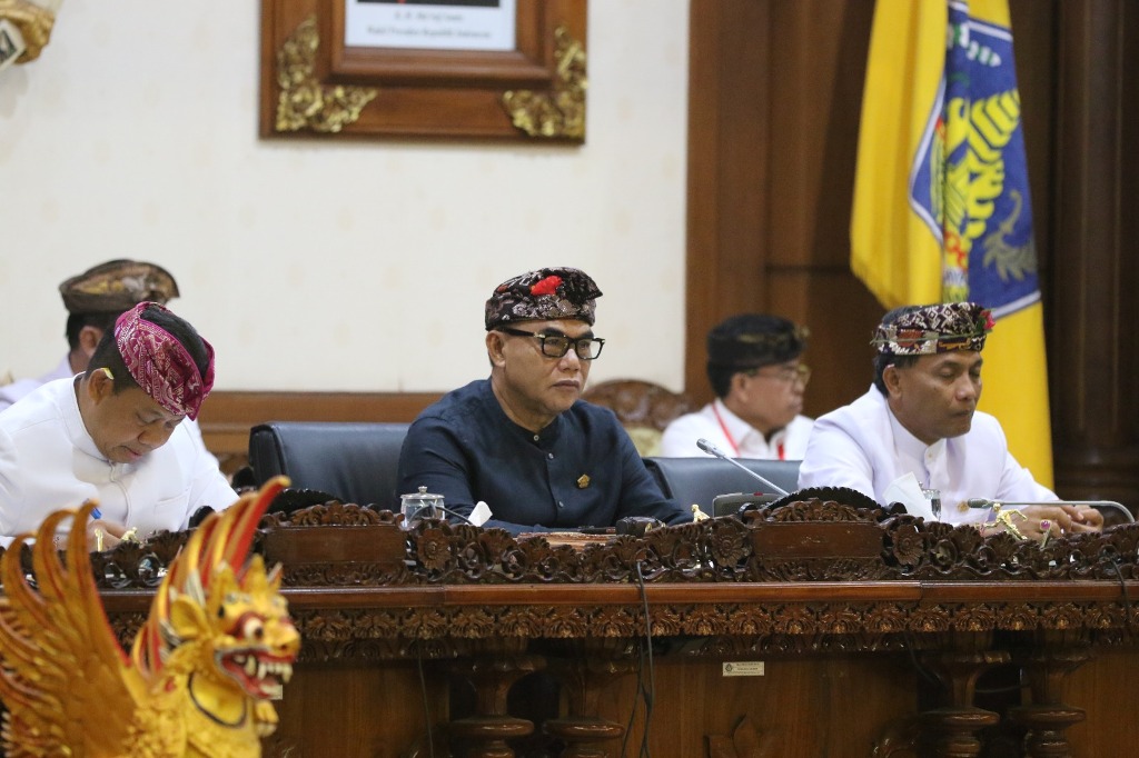RAPAT PARIPURNA:  I Nyoman Adi Wiryatama (tengah) Ketua DPRD Bali  periode 2014-2024 pada saat rapat paripurna  DPRD Provinsi  pengucapan sumpah/janji  Anggota DPRD Bali masa jabatan 2024-2029.