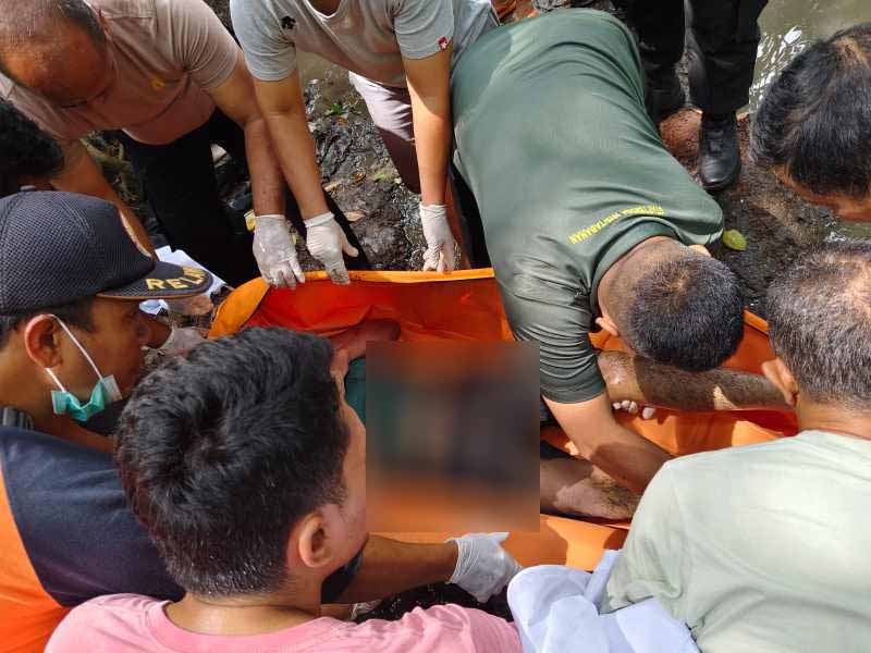 NAHAS SAAT MANCING : Anggota Polres Tabanan yang melakukan olah TKP di lokasi penemuan mayat Satpam Radio Global di Sungai Yeh Abe, Desa Lumajang, Kerambitan, Tabanan. (Istimewa)