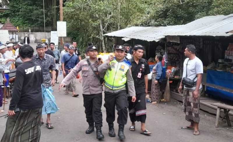 DIEVAKUASI : Jasad pemedek asal Buleleng saat dievakuasi usai tak sadarkan diri saat melangsungkan ritual meajar-ajar di Pura Luhur Lempuyang. (Istimewa)