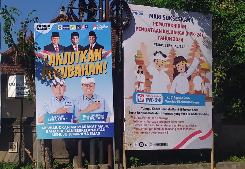 EH, NONGOL DULUAN: Baliho bakal pasangan calon bupati dan wakil bupati Jembrana di pojok kantor Bawaslu Jembrana. (m.basir/radar bali)