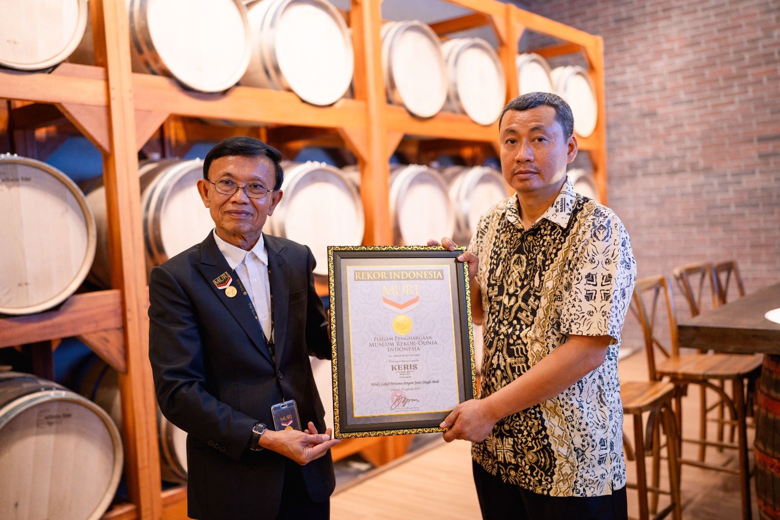 MEMBANGGAKAN: Direktur PT. Asti Dama Adhimukti Johan Agung (kanan) menerima penghargaan rekor MURI dari Direktur Operasional MURI Indonesia Yusuf Ngadri. (Juliadi/Radar Bali)
