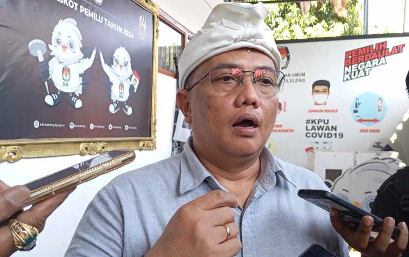 CEK SYARAT PENCALONAN : Ketua KPUD Buleleng, Komang Dudhi Udiyana mengaku memverifikasi ijazah hingga utang paslon  di Pilkada Buleleng 2024. (francelino junior)