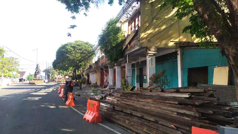 SEGERA DIROBOHKAN : Pembongkaran toko di sebelah Barat Pasar Umum Negara. (m.basir/radar bali)
