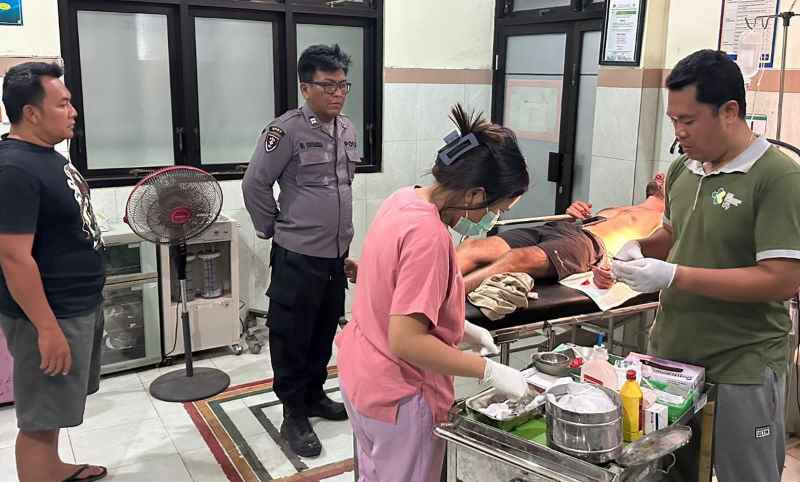 DAPAT PERAWATAN : Bartlomiej Dzikowski terbaring di Puskesmas Nusa Penida II usai mencoba bunuh diri. ( Foto: Humas Polres Klungkung)