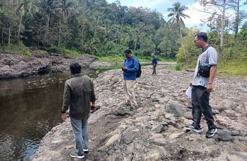 CEK LANGSUNG : Tim dari Badan Geologi dan BPBD Jembrana melakukan pengecekan kondisi hulu sungai Bilukpoh. (BPBD Jembrana)