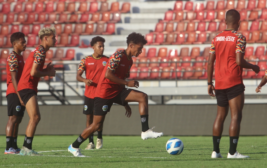 LATIHAN: Pemain Timnas Timor Leste saat latihan di Stadion Dipta Rabu 4 September 2024