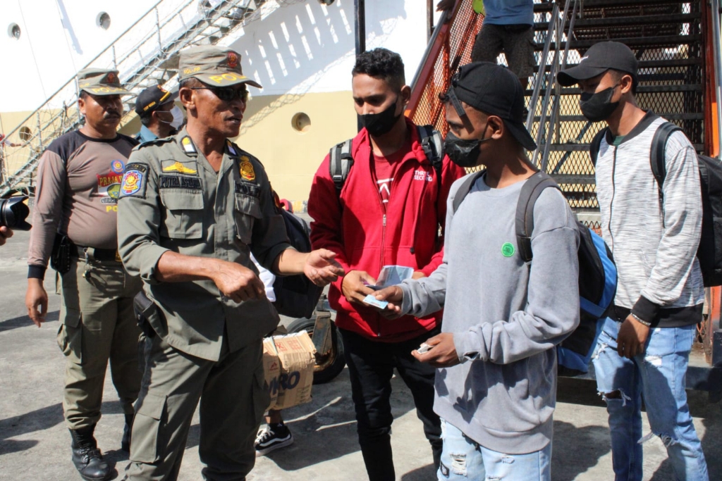 SIDAK: Petugas  saat melaksanakan sidak duktang yang menyasar penumpang di Pelabuhan Benoa.