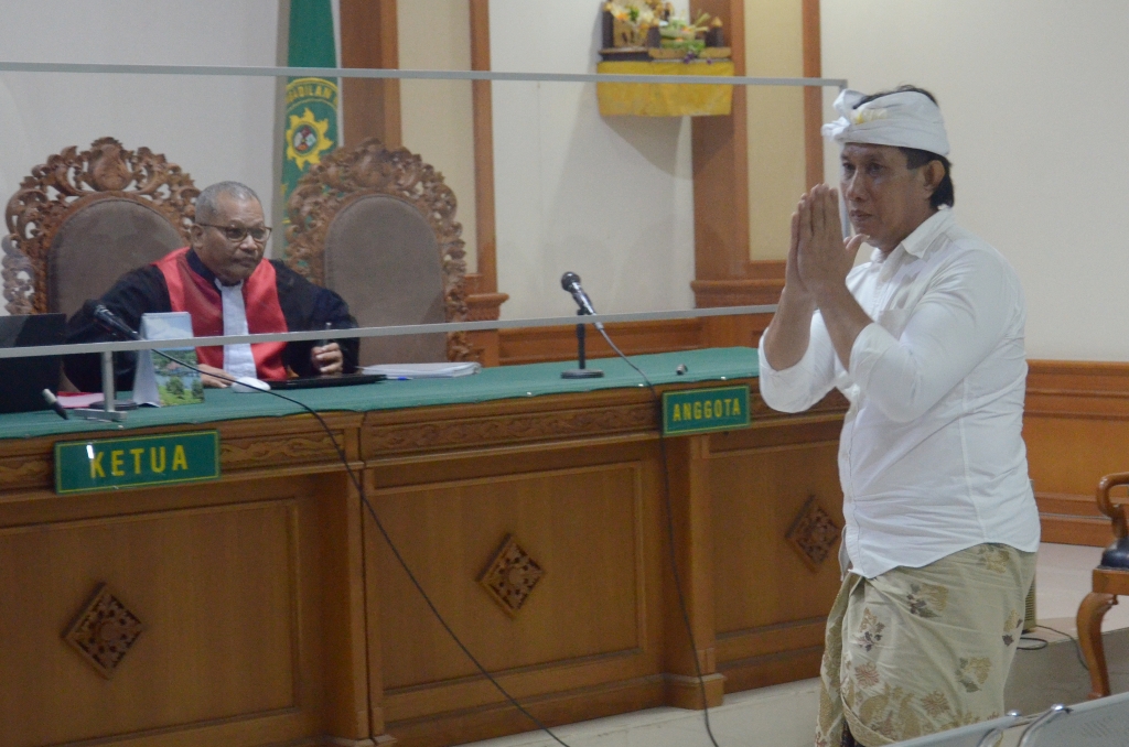 SIDANG: Bendesa Adat Berawa, I Ketut Riana menjelang sidang pembacaan tuntutan  di Pengadilan Tipikor Denpasar, Kamis 5 September 2024.