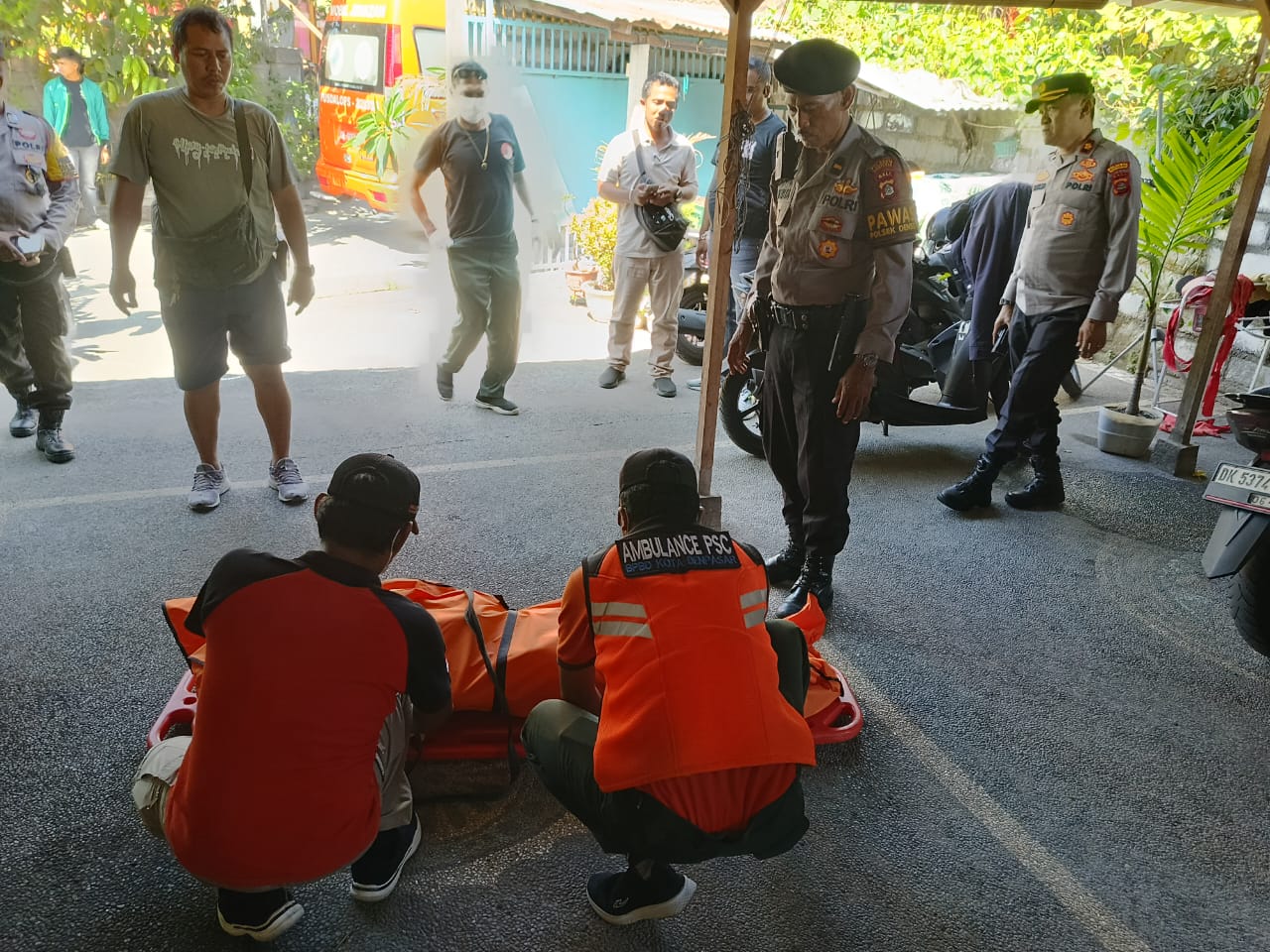 TAK BERNYAWA:Jenazah Donna Ford, 65, dievakuasi ke dalam mobil ambulans BPBD Kota Denpasar