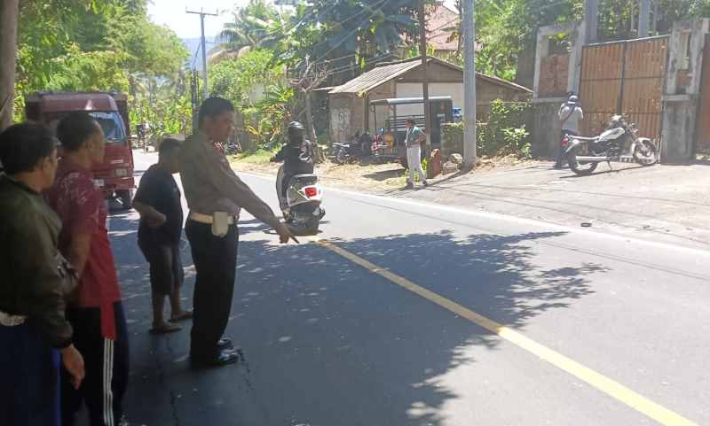 OLAH TKP : Polisi melakukan olah  tempat kejadian perkara (TKP) di lokasi kecelakaan yang menewaskan satu orang. (Istimewa)