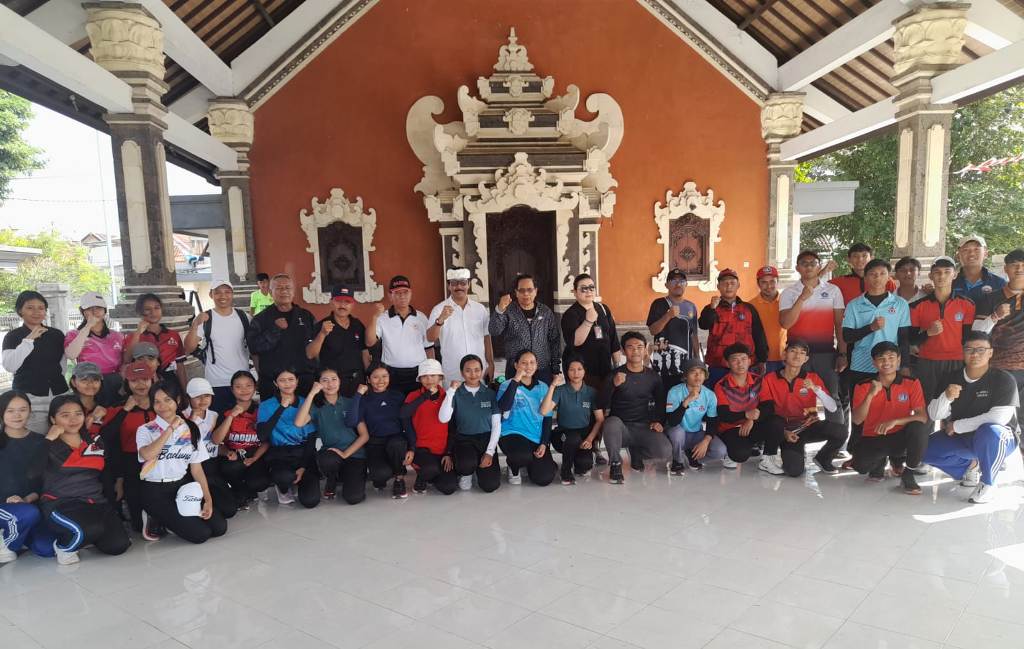 MONEV: Sejumlah pengurus, pelatih dan atlet Woodball Badung foto bersama dengan Team Monev KONI Badung, Kamis 5 September 2024.