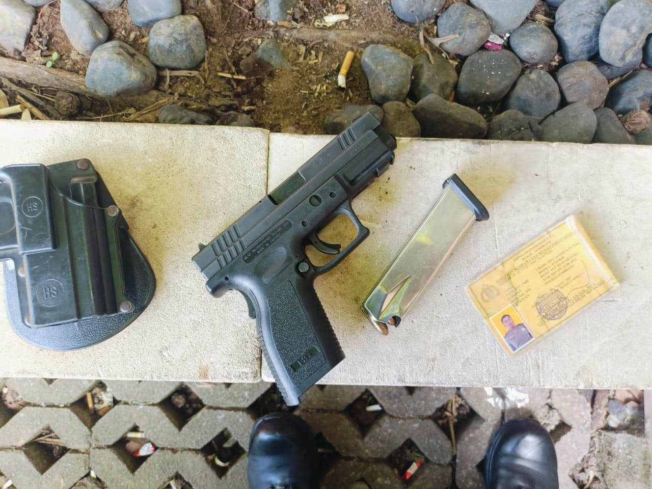 JANGGAL: Barang Bukti jenis HS dengan nomor seri H190069 utuh dengan peluru Bripka inisial I Made Dwi SP sempat diamankan.