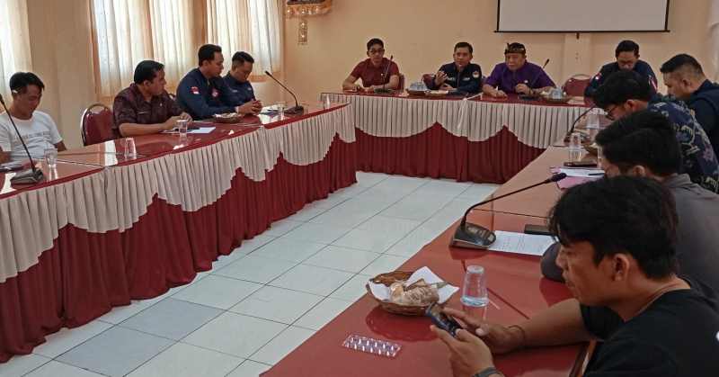 GELAR PERTEMUAN: Situasi pertemuan antara BP2MI dengan keluarga PMI asal Buleleng yang diduga menjadi korban perdagangan orang di Myanmar.(francelino junior/radar bali)