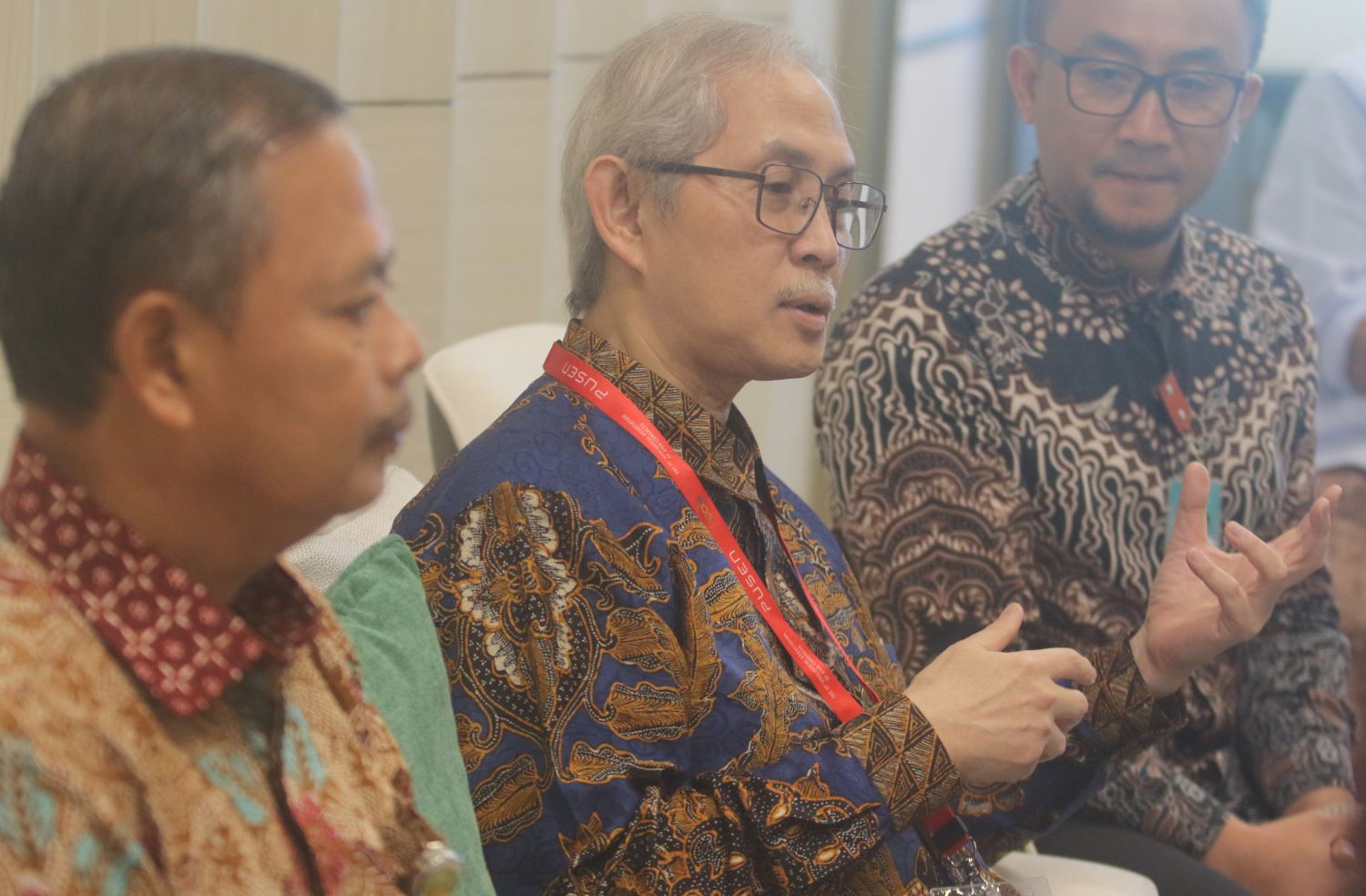 CANGGIH: RS Sanglah- Prof. dr. Chaidir Arif Mochtar, SpU (K), PhD (tengah) didampingi Dirut RS. Ngoerah  dr. I Wayan Sudana, MKes. (kiri) di RS Ngoerah Denpasar.