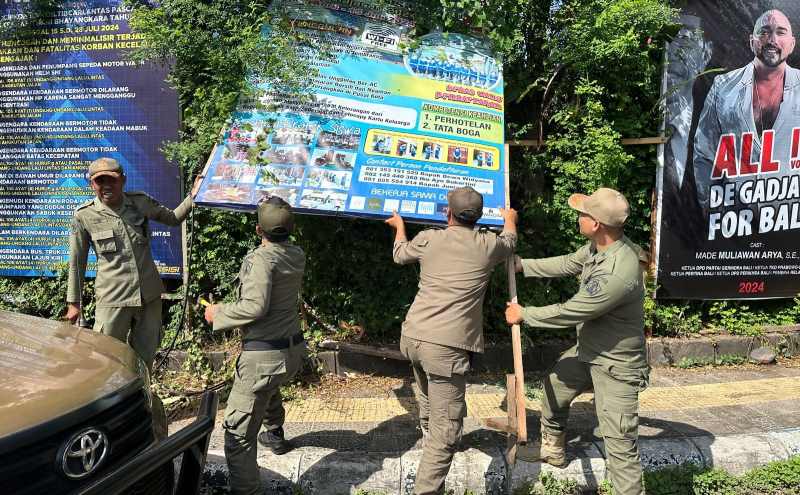 DITERTIBKAN : Penertiban reklame yang dilakukan Satpol PP. (Satpol PP Jembrana)