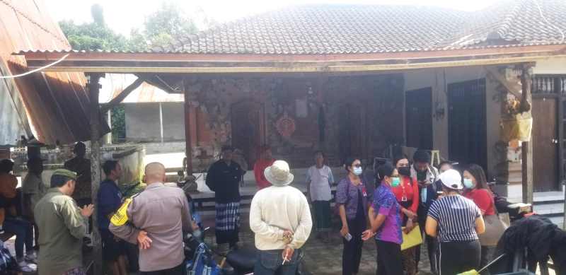 MENGHEBOHKAN : Suasana kepanikan warga kejadian anjing mengamuk menggigit warga di Banjar Dinas Selanbawak Kaja, Desa Selanbawak, Marga, Tabanan.(istimewa)
