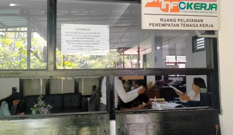 MENGURUS PASPOR : Suasana anak muda Tabanan yang mengurus rekomendasi paspor di Dinas Koperasi, UMKM dan Tenaga Kerja Tabanan. (juliadi/radar bali)