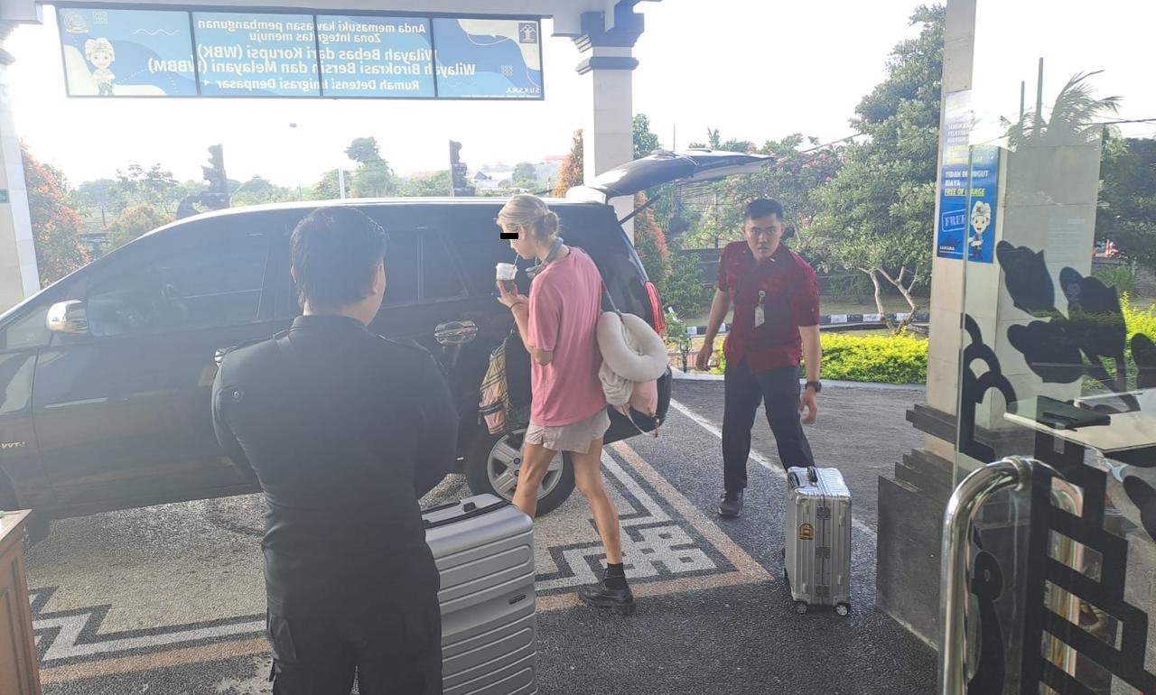 PSK ONLINE: Cewek Rusia inisial AA (baju pink) saat meninggalkan Rudenim Denpasar menuju bandara Ngurah Rai untuk di deportasi ke negaranya