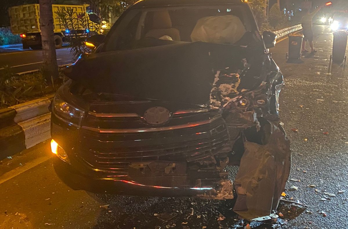 REMUK: 3 unit mobil diketahui ringsek di Jalan Bay Pas Ngurah Rai, tepatnya perempatan GBB, Sanur, Denpasar