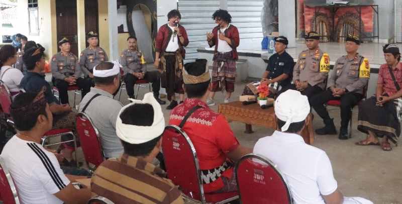 JUMAT CURHAT : Kegiatan Jumat Curhat yang digelar Polres Klungkung bertempat di Banjar Tulangnyuh, Desa Tegak. (Foto: Humas Polres Klungkung)