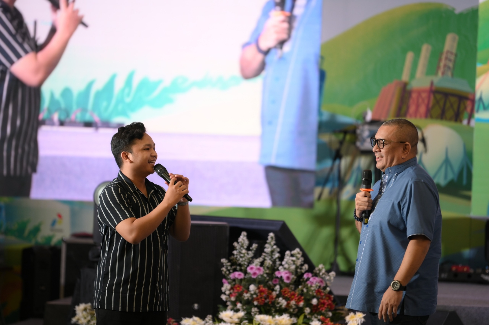 VP Stakeholder Relations Pertamina Rifky Rakhman berdiskusi dengan salah satu peserta Pertamuda 2024 di ajang Pertamuda Workshop Series 1, Universitas Gadjah Mada, Yogyakarta, Kamis, 5 September 2024.
