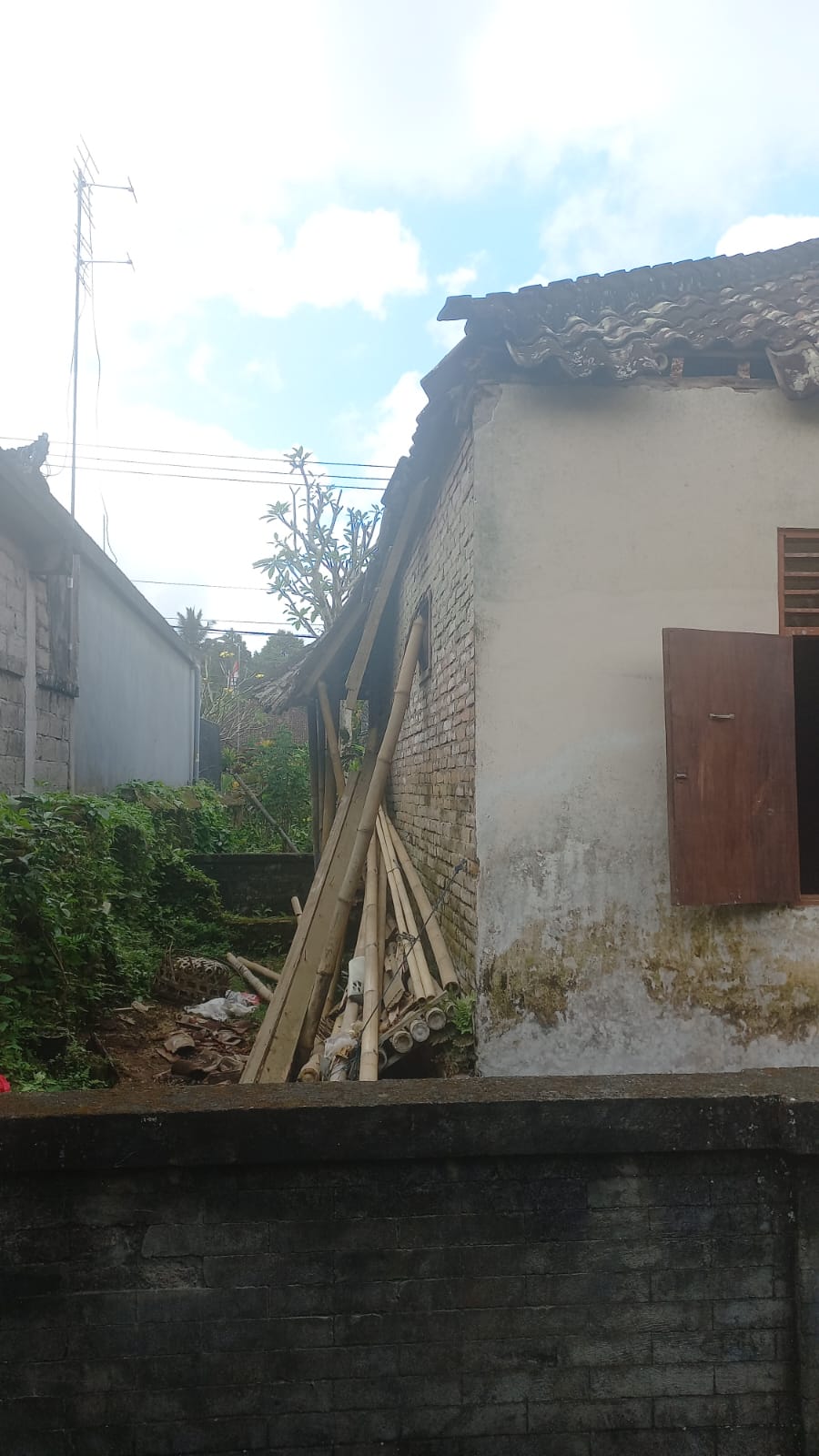 Jatuh: Genteng rumah warga Banjar Pemijian,Carangsari berjatuhan dampak dari gempa bumi, Sabtu 7 September 2024 .