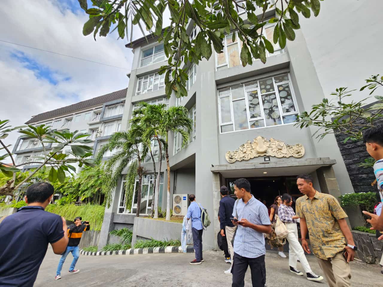 GEMPA: Para tamu di salah satu hotel di Jalan Gatsu Barat, Denpasar berhamburan keluar saat terjadi gempa, Sabtu 7 September 2024