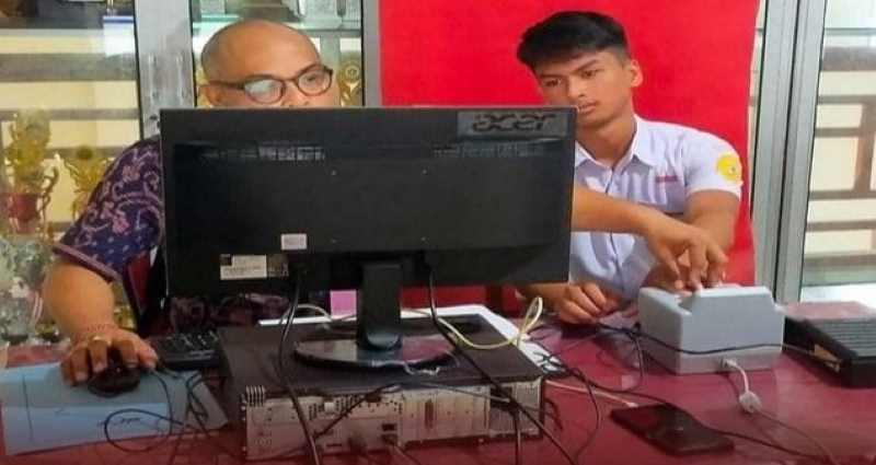 KEJAR TARGET : Perekaman e-KTP di Tabanan.  (juliadi/radar bali)