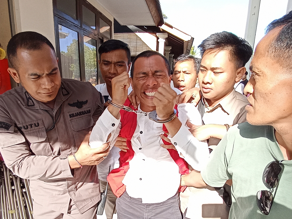 USAI SIDANG: Terdakwa I Nyoman Sukena, 38, usai menjalani sidang perkara penyelamatan landak jawa di PN Denpasar.