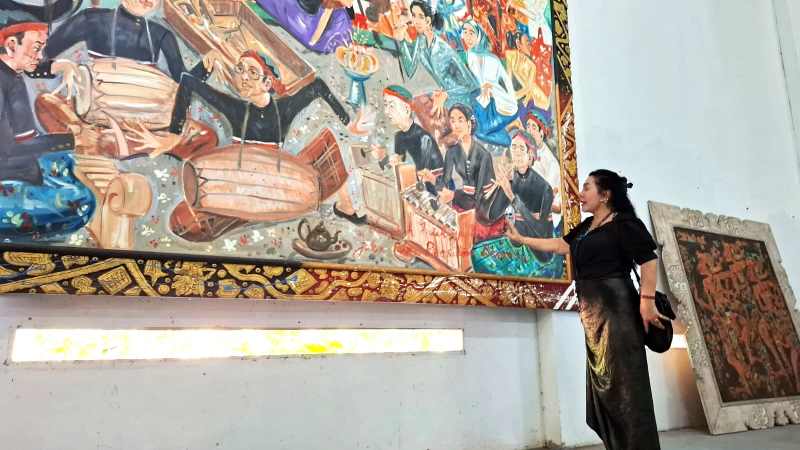 TUNJUKKAN KARYA TERAKHIR: Istri almarhum Nyoman Gunarsa, Indrawati Gunarsa saat menunjukkan karya terakhir Nyoman Gunarsa di Museum Seni Lukis Klasik Bali Nyoman Gunarsa, Desa Takmung.(dewa ayu pitri)