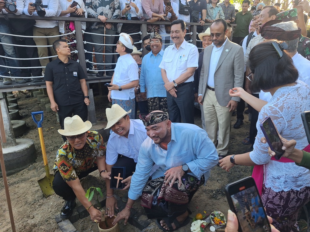 TANAM: Penanaman bibit mangrove yang telah diberkati Paus Fransiskus di KEK Kura-kura Bali, Minggu 8 September 2024.