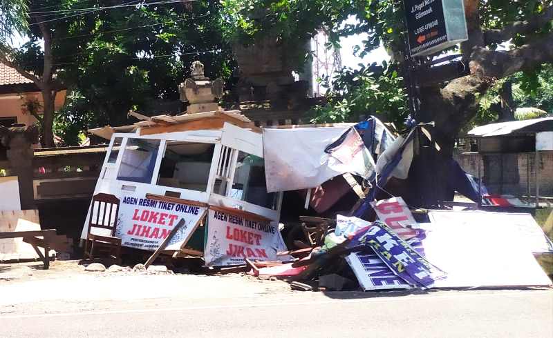 DITABRAK TRUK: Loket tiket penyeberangan yang ambruk karena ditabrak truk. (m.basir/radar bali)