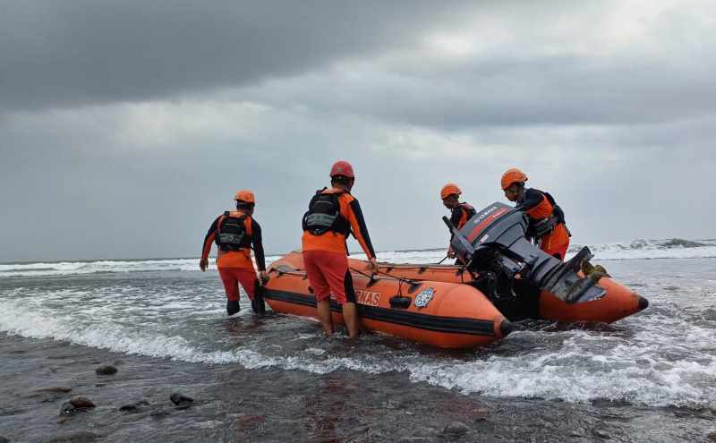 TERUS DICARI : Tim SAR gabungan kerahkan perahu karet mencari korban nelayan hilang. (foto: SAR Jembrana)