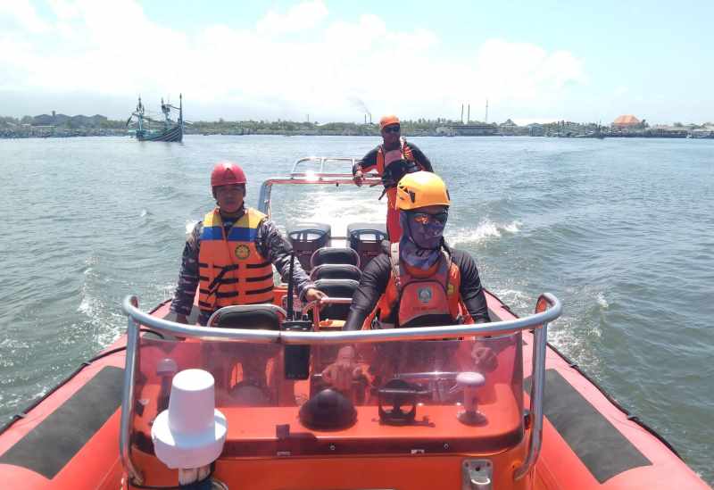 PENCARIAN DIPERLUAS : Tim SAR gabungan  mencari korban nelayan hilang di laut selatan Jembrana. (foto: SAR jembrana)