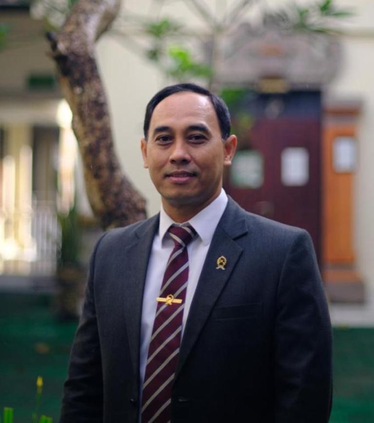 MELURUSKAN: Gede Putra Astawa Juru Bicara PN Denpasar meruluskan perihal sidang landak dengan terdakwa I Nyoman Sukena.
