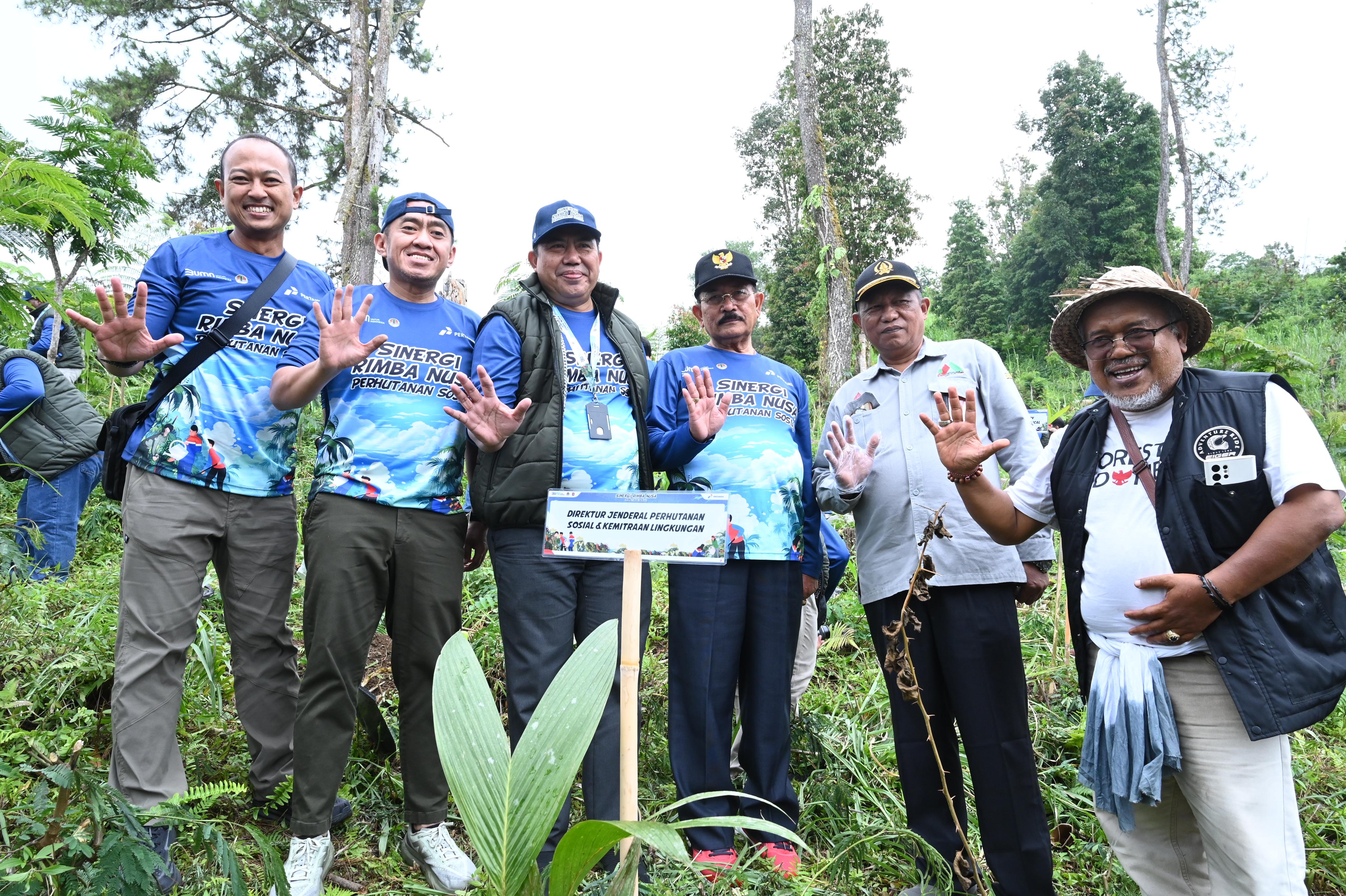 PT Pertamina (Persero) melaksanakan penanaman 200 pohon di Desa Besakih, Karangasem.