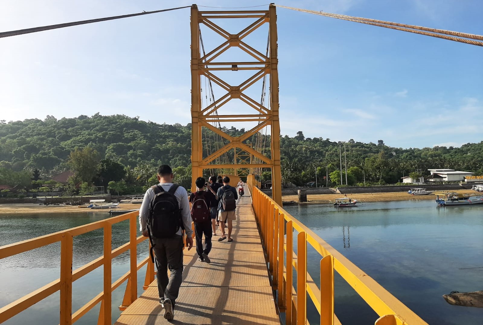 BAKAL BANGUN JEMBATAN BARU: Jembatan Kuning atau Jembatan Cinta penghubung Nusa Ceningan dan Lembongan. (dewa ayu pitri arisanti/radar bali)