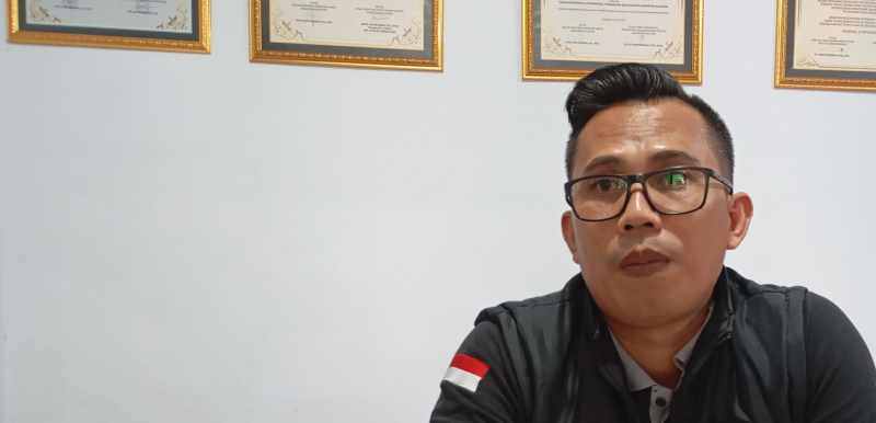 MINTA ISTRI CALON CUTI: Ketua Bawaslu Buleleng, Kadek Carna Wirata. (francelino junior)