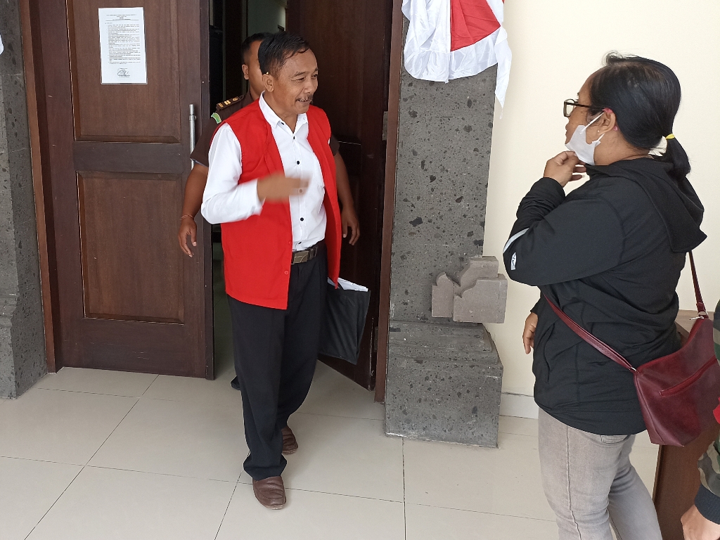 USAI SIDANG: Terdakwa Mantan Ketua LPD Gulingan, Mengwi, Badung, I Ketut Rai Darta usai menjalani sidang di Pengadilan Tipikor Denpasar, Selasa 10, September 2024.