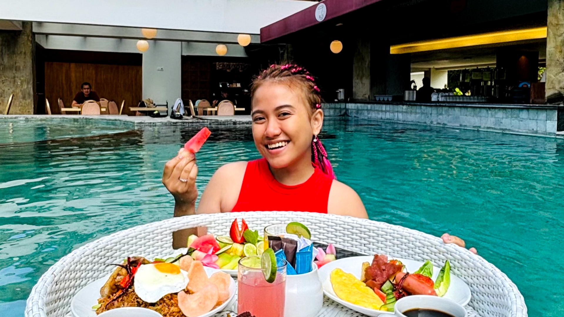 MOMEN BERSANTAP: Floating Breakfast tersedia setiap hari dari pukul 07.00 hingga 10.00 pagi di Quest Hotel Kuta.